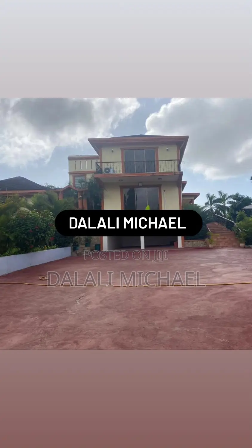 5bdrm Bungalow in Ada Estate for rent
