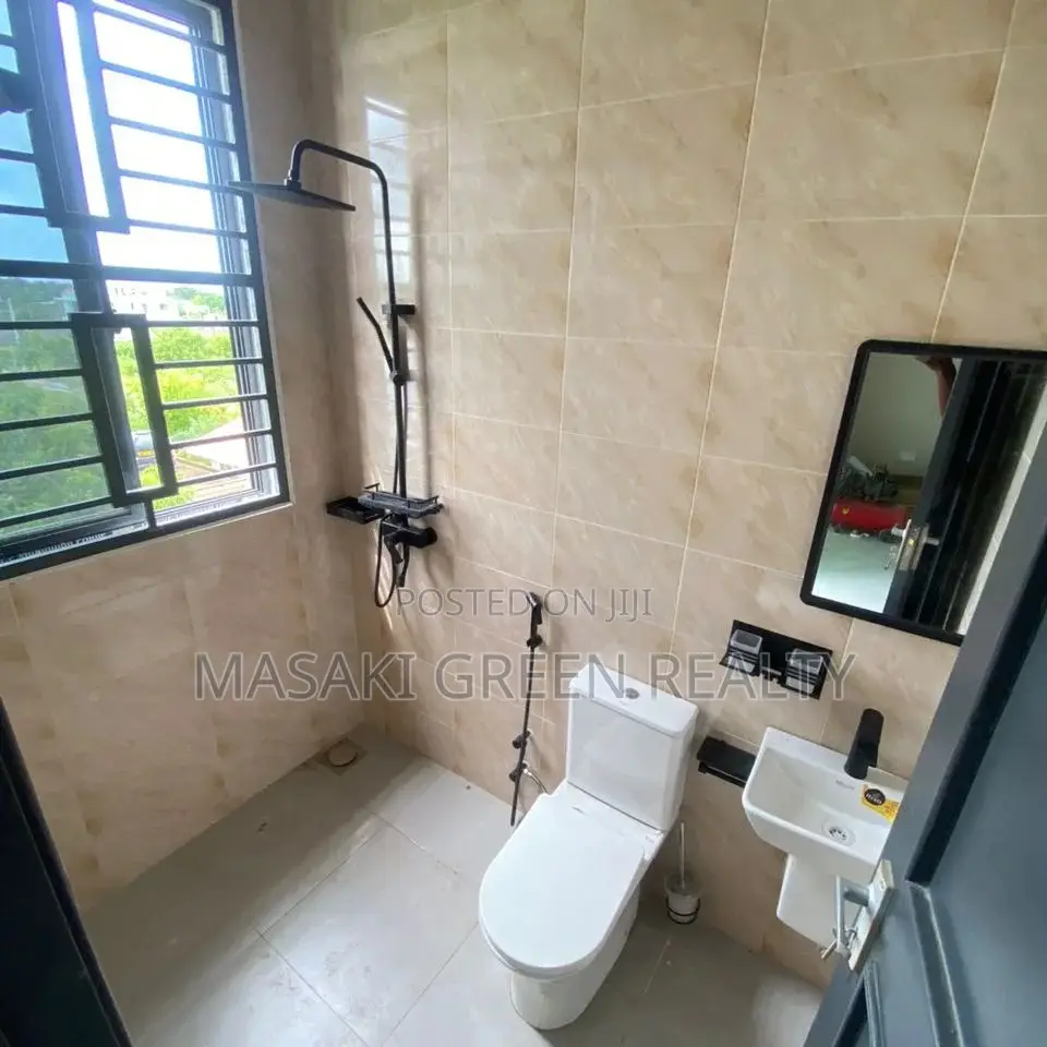 8bdrm Apartment in Mbweni, Kinondoni for sale