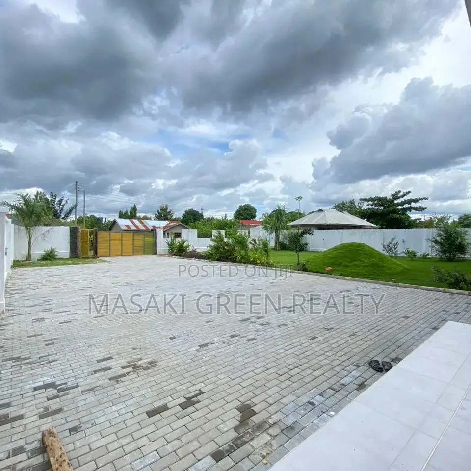 8bdrm Apartment in Mbweni, Kinondoni for sale