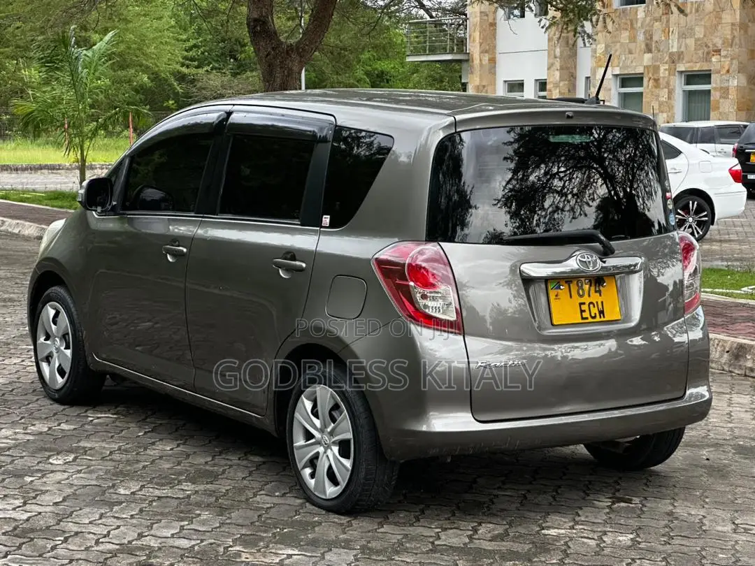 Toyota Ractis 2006 Gray