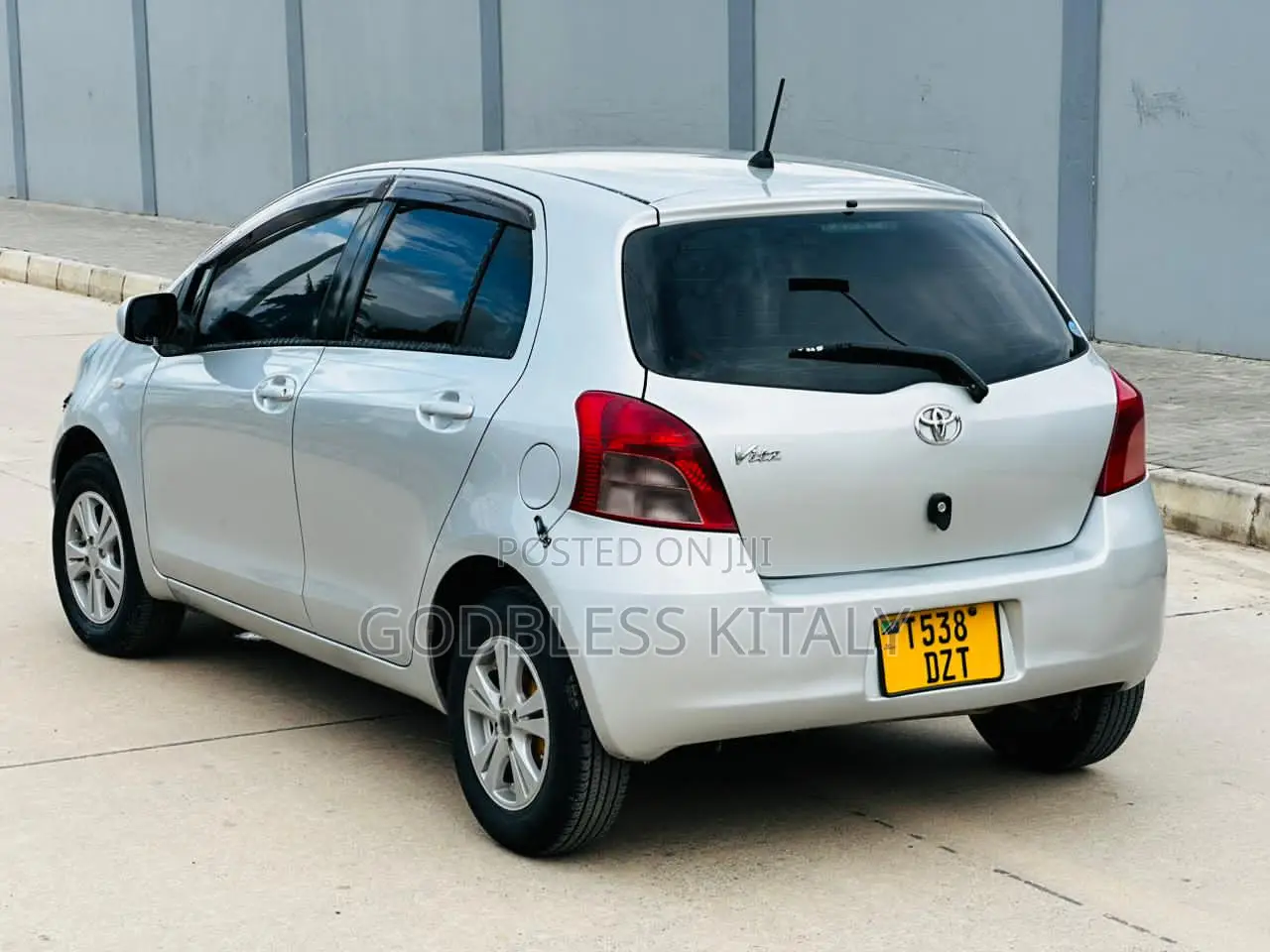 Toyota Vitz 2005 Silver