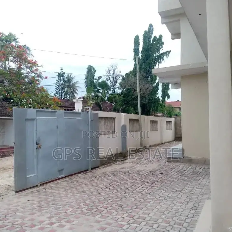 6bdrm Apartment in Ununio, Kinondoni for sale