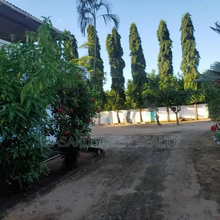 7bdrm House in Bahari Beach, Kinondoni for sale