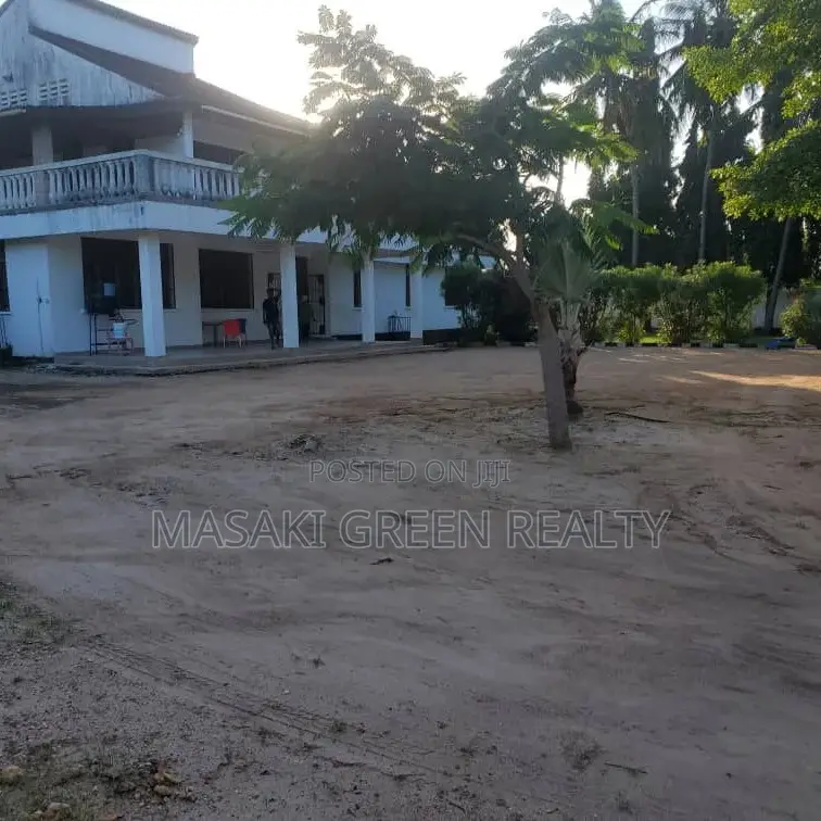 7bdrm House in Bahari Beach, Kinondoni for sale