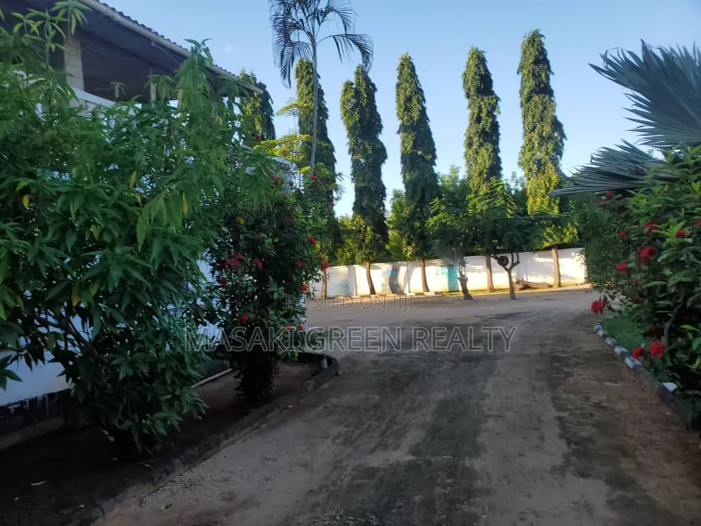 7bdrm House in Bahari Beach, Kinondoni for sale