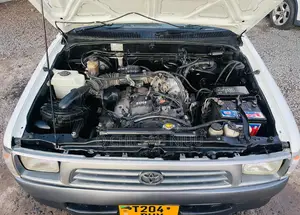Toyota Hilux 2004 White
