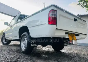 Toyota Hilux 2004 White