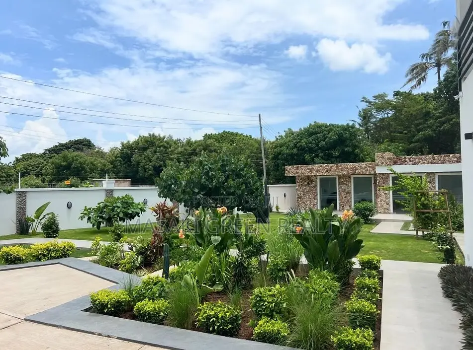 4bdrm Mansion in Bahari Beach, Kinondoni for sale