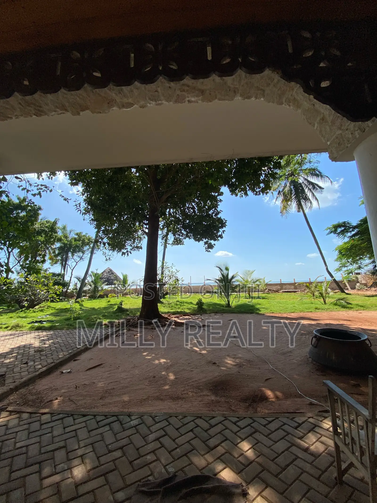 7bdrm House in 1St Beach House, Kinondoni for sale
