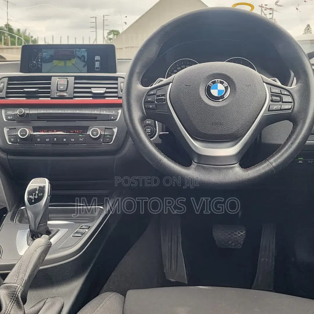 BMW 320i Sedan RWD 2014 White