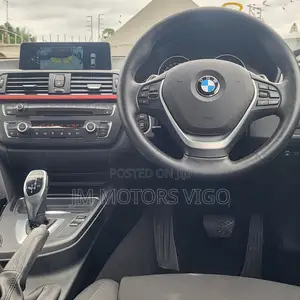 BMW 320i Sedan RWD 2014 White