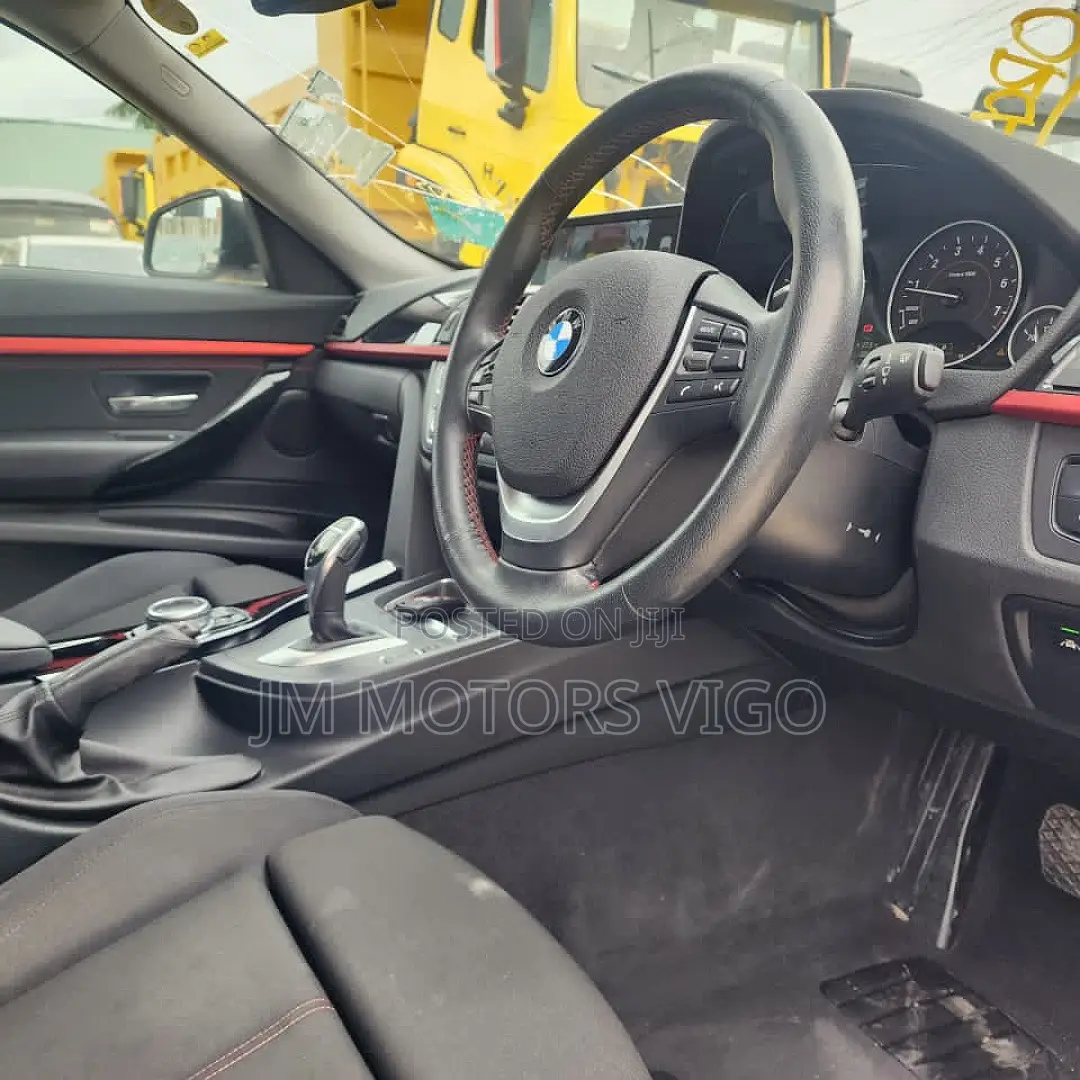 BMW 320i Sedan RWD 2014 White