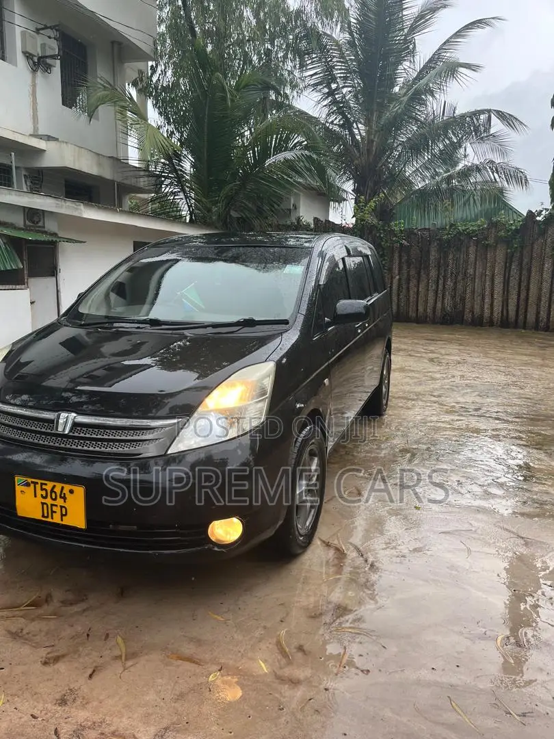 Toyota ISIS 2009 Black