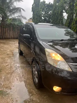 Toyota ISIS 2009 Black