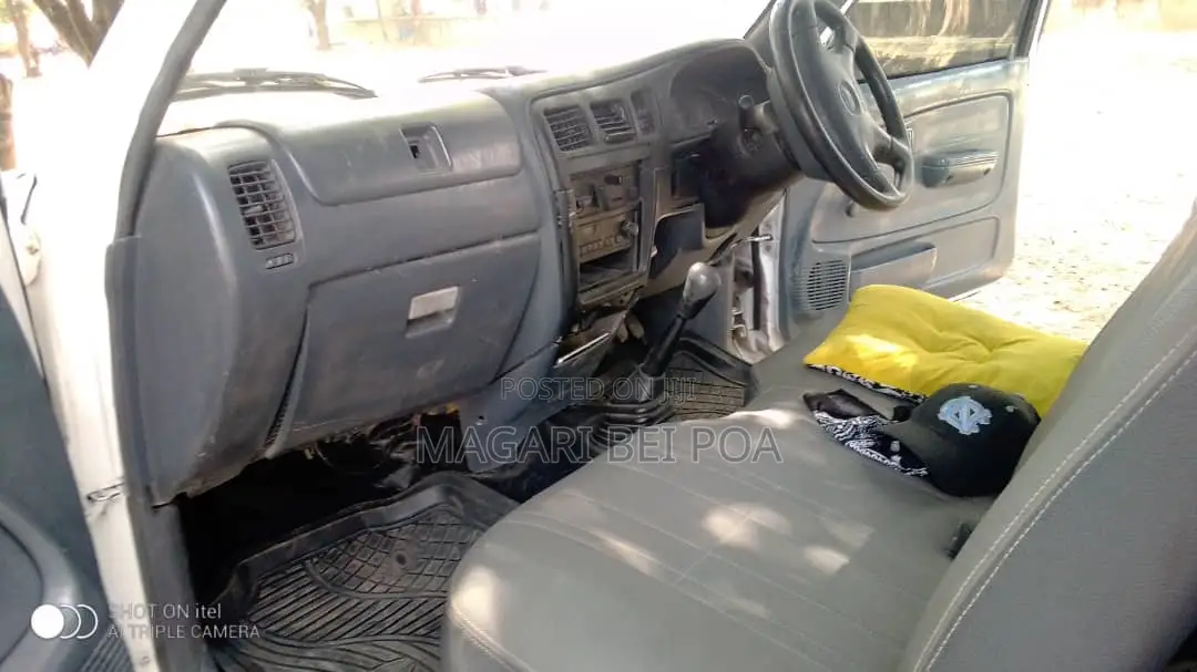 Toyota Hilux 2.5 Cab 2005 White