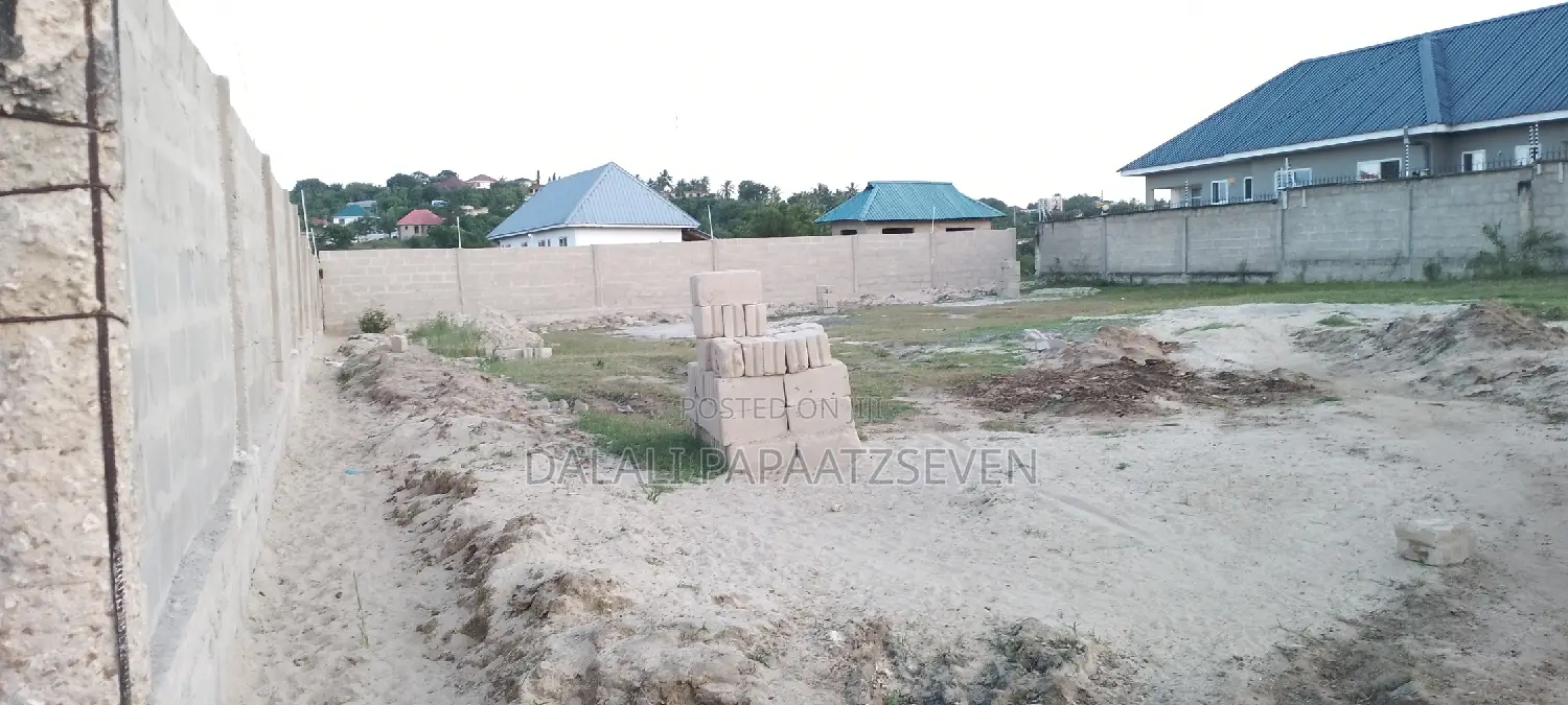 Eneo Lenye Ukubwa Wa SQMT 1064 Linauzwa Lipo Tegeta Wazo