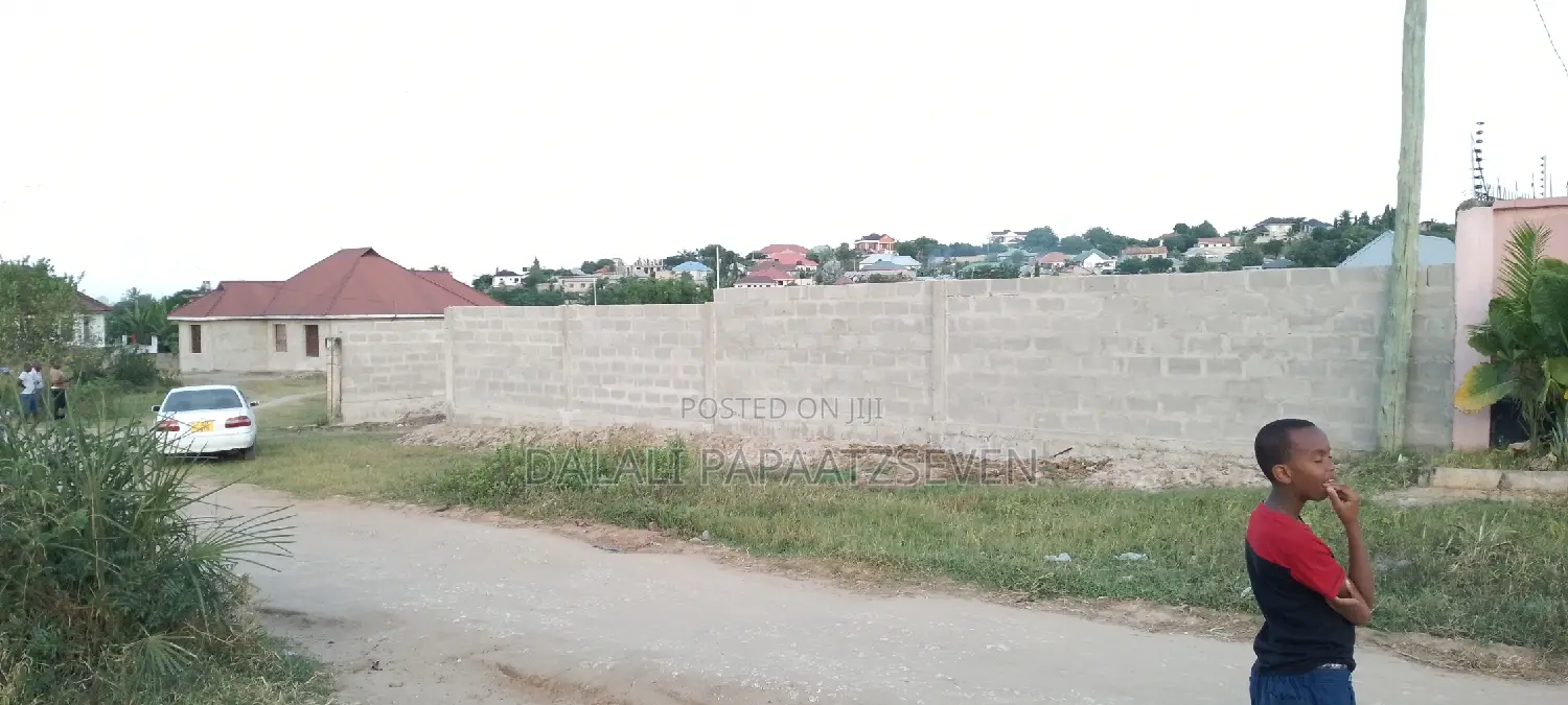 Eneo Lenye Ukubwa Wa SQMT 1064 Linauzwa Lipo Tegeta Wazo