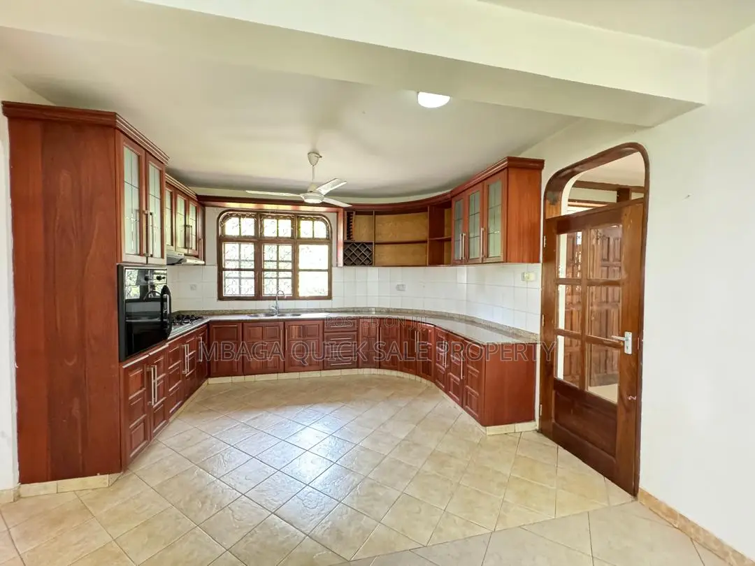 6bdrm House in Mbez Beach Africana for rent