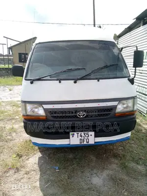 Toyota HiAce 2002 White
