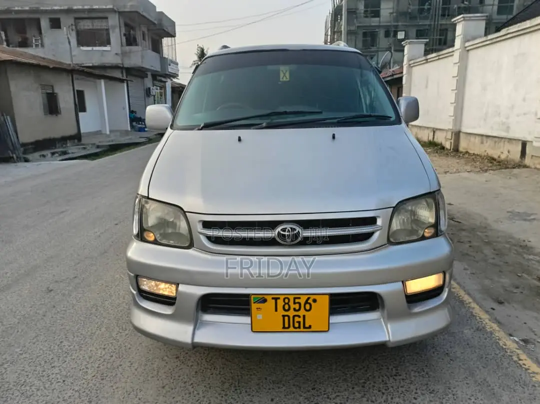 Toyota Noah 2005 Silver