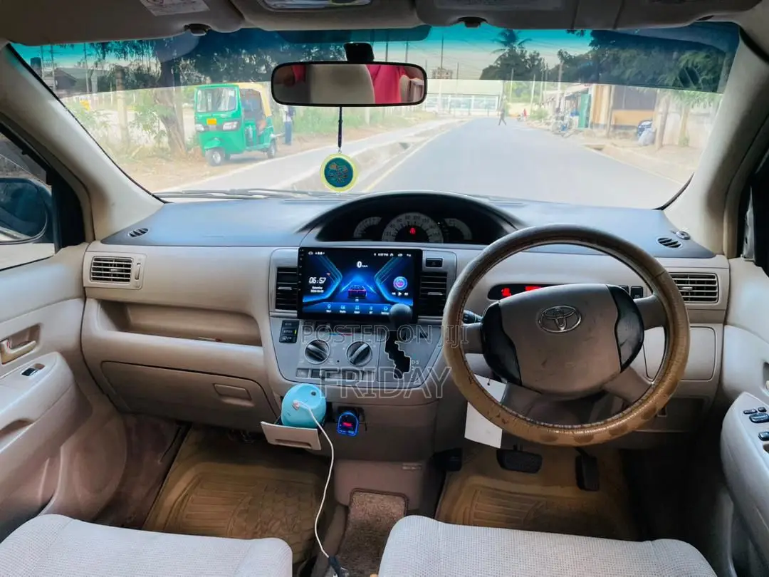 Toyota Noah 2005 Silver