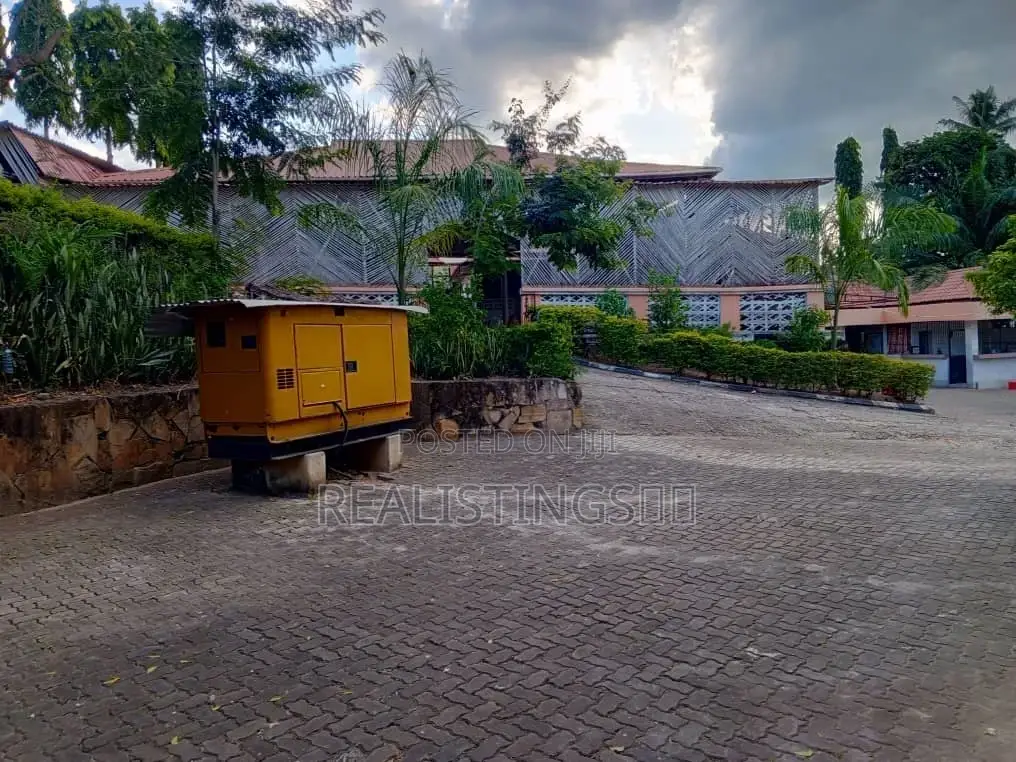 Mbezi Mwisho: 13 Rooms Lodge, Bar and Halls Vinauzwa - Dar