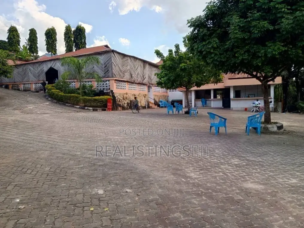Mbezi Mwisho: 13 Rooms Lodge, Bar and Halls Vinauzwa - Dar