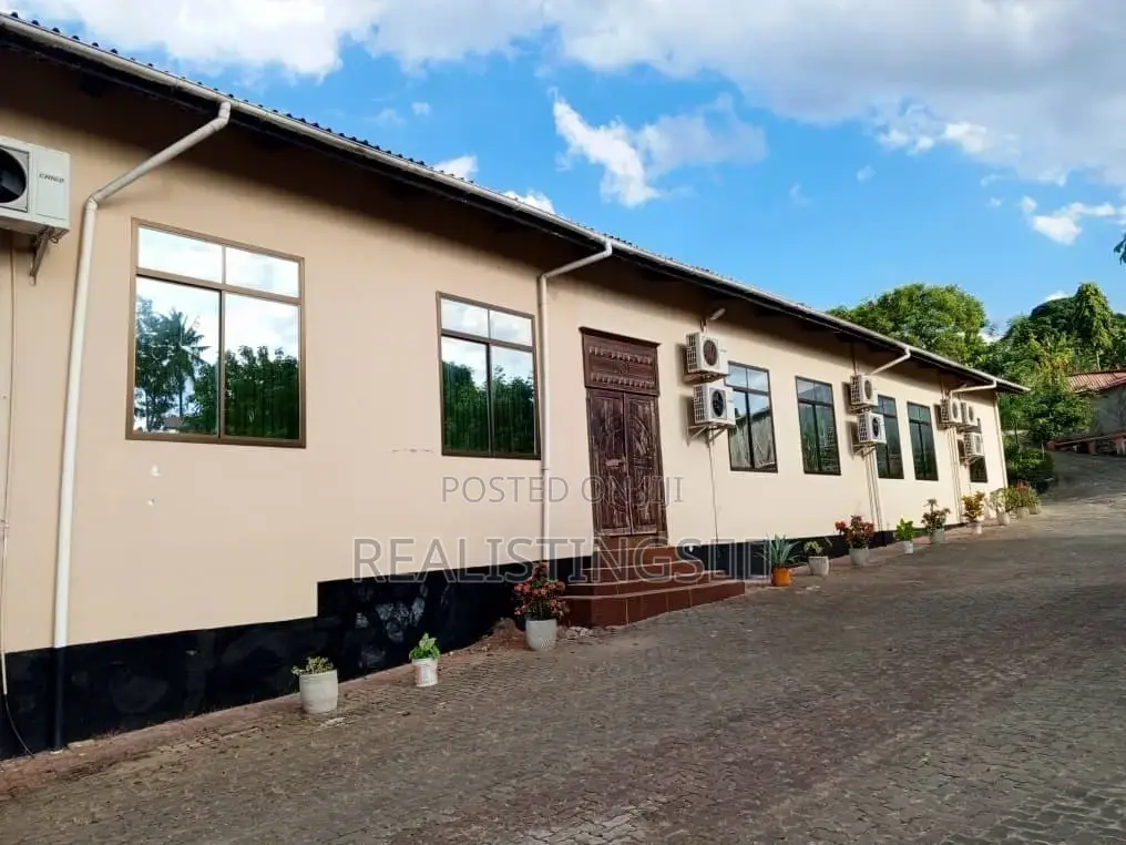 Mbezi Mwisho: 13 Rooms Lodge, Bar and Halls Vinauzwa - Dar
