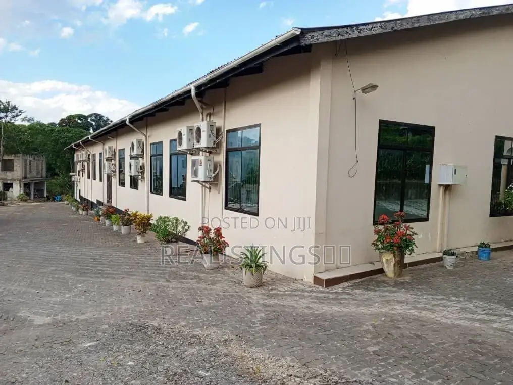 Mbezi Mwisho: 13 Rooms Lodge, Bar and Halls Vinauzwa - Dar