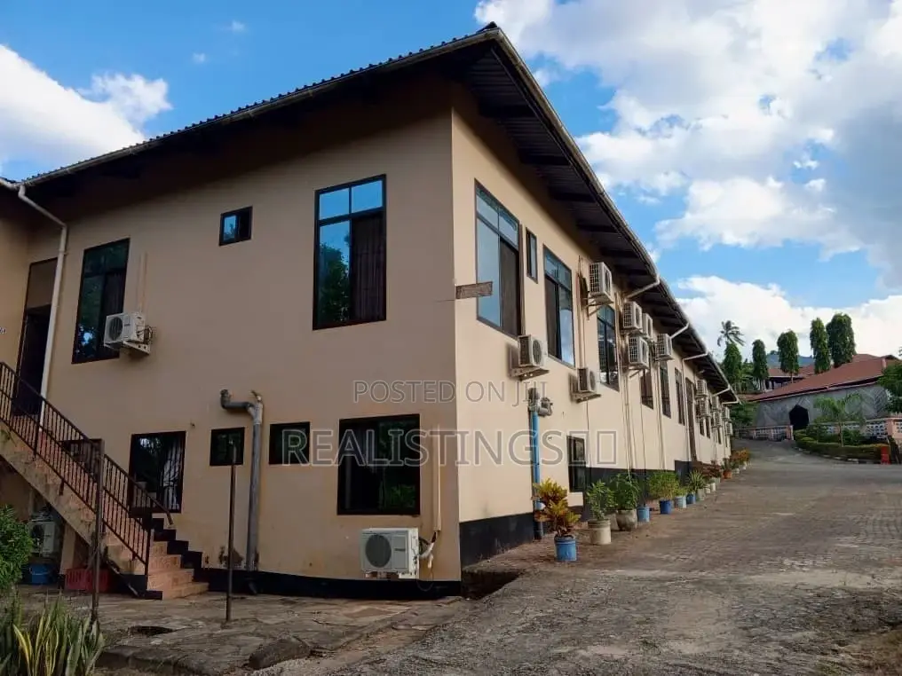 Mbezi Mwisho: 13 Rooms Lodge, Bar and Halls Vinauzwa - Dar