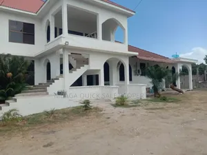 8bdrm House in Bahari Beach, Kunduchi for sale