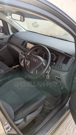 Toyota ISIS 2004 Gray