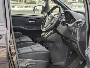 Toyota Noah 2014