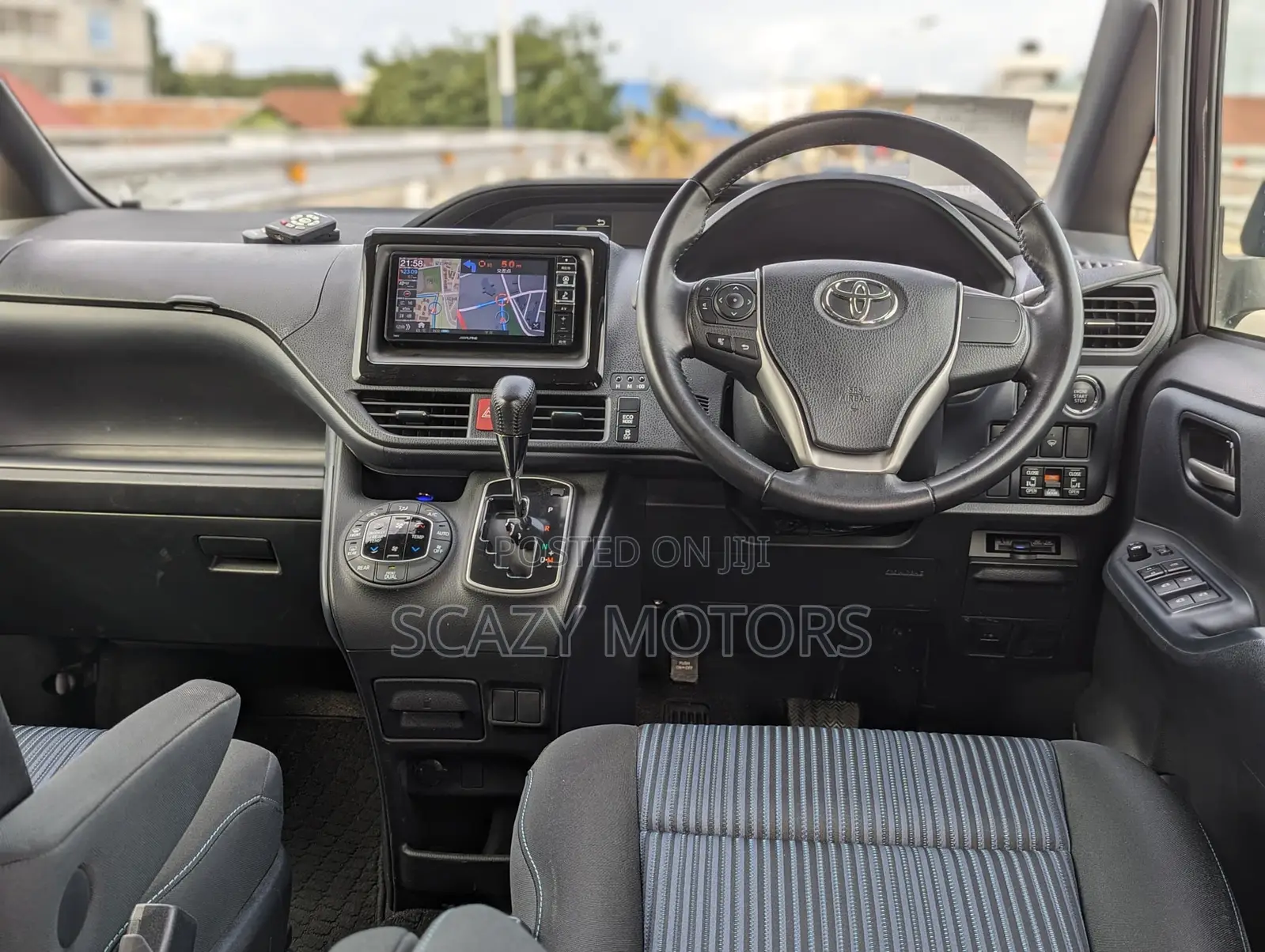 Toyota Noah 2014