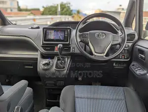 Toyota Noah 2014