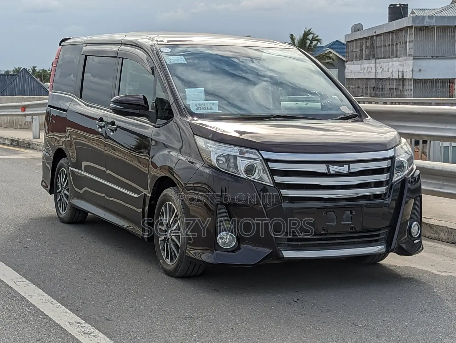 Toyota Noah 2014