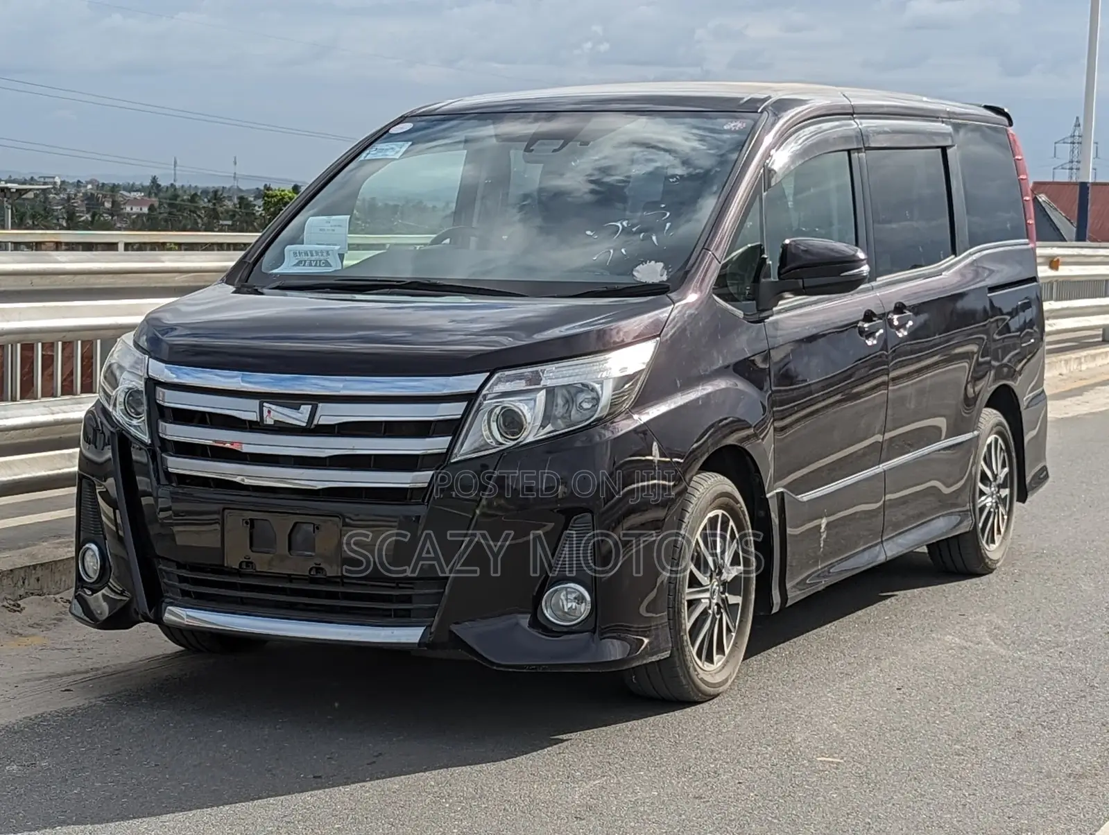 Toyota Noah 2014
