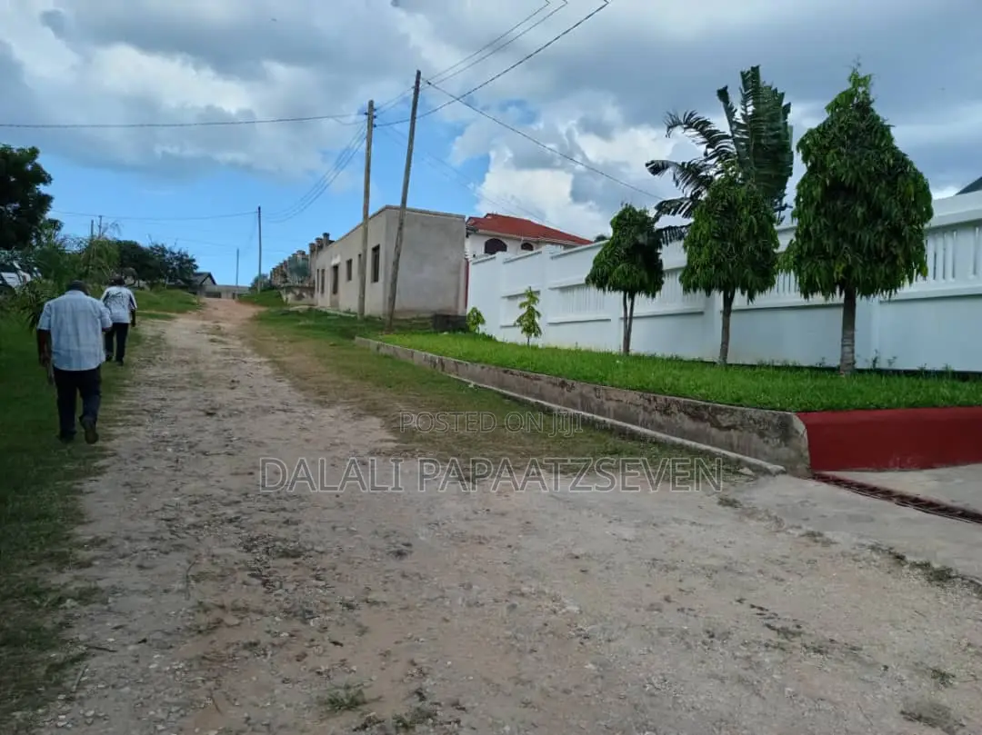 Eneo Lenye Ukubwa Wa SQMT 430 Lina Hati Lipo Tegeta Namanga