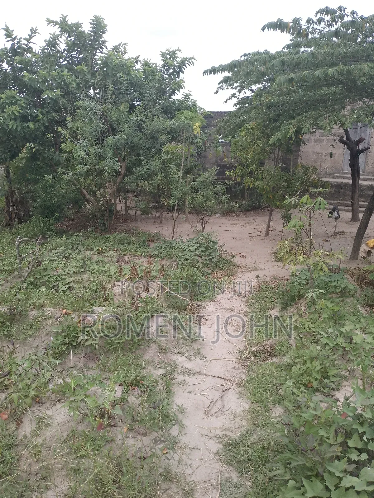 Kiwanja Sqmita 200 Kinauzwa Ml 3.5 Ukonga Bombambili.