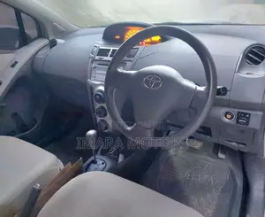 Toyota Vitz 2009 Silver