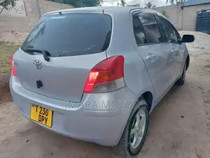 Toyota Vitz 2009 Silver
