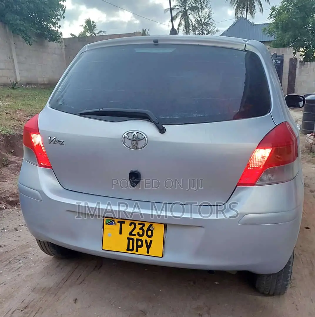 Toyota Vitz 2009 Silver