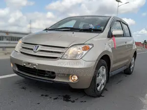 Toyota IST 2003 Gold