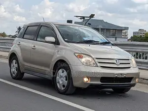 Toyota IST 2003 Gold