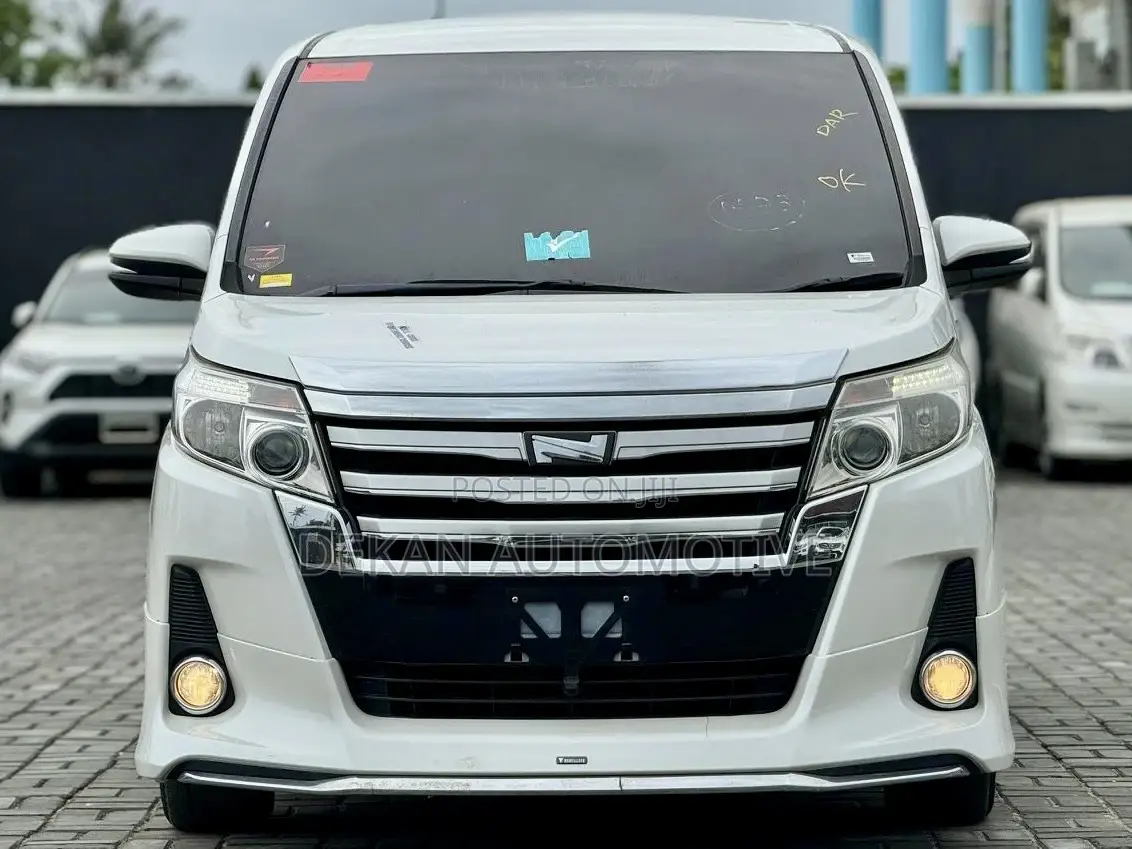 Toyota Noah 1.8 FWD Hybrid (7 seater) 2014 White