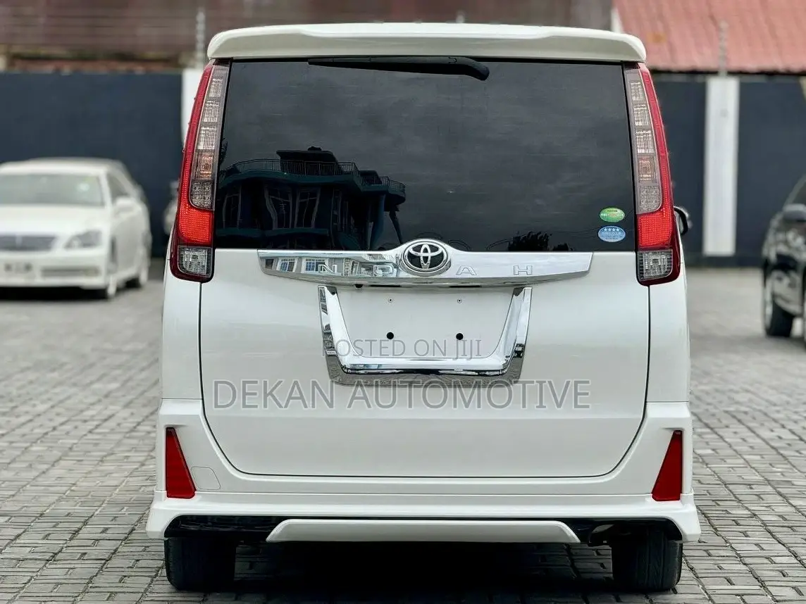 Toyota Noah 1.8 FWD Hybrid (7 seater) 2014 White