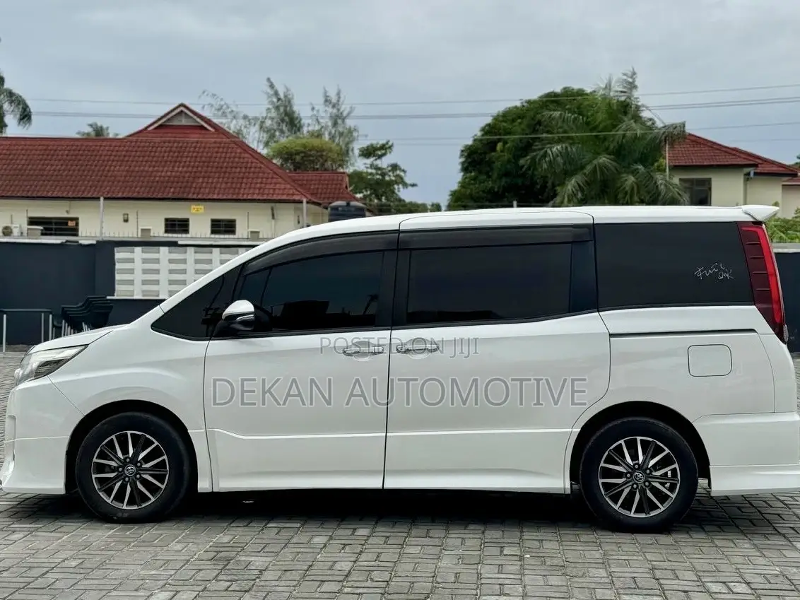 Toyota Noah 1.8 FWD Hybrid (7 seater) 2014 White