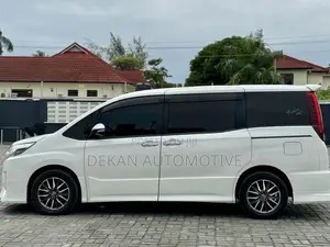 Toyota Noah 1.8 FWD Hybrid (7 seater) 2014 White