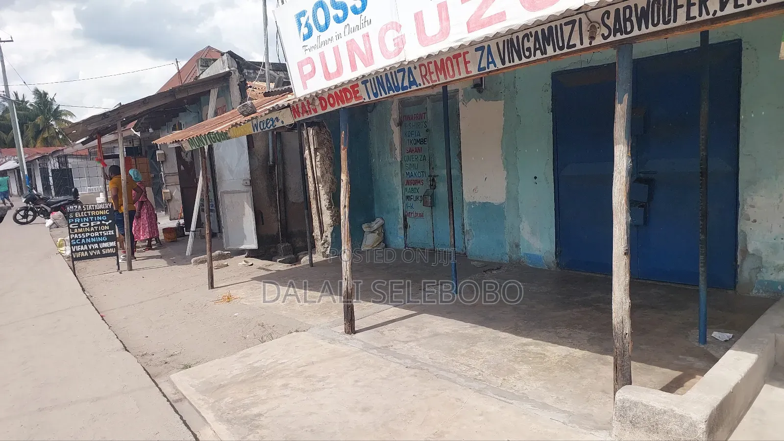 13bdrm Bungalow in Yombo Kwa Limboa for sale