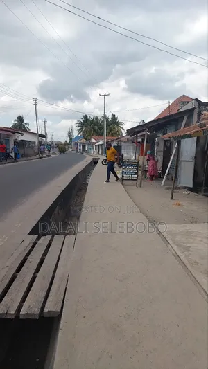 13bdrm Bungalow in Yombo Kwa Limboa for sale